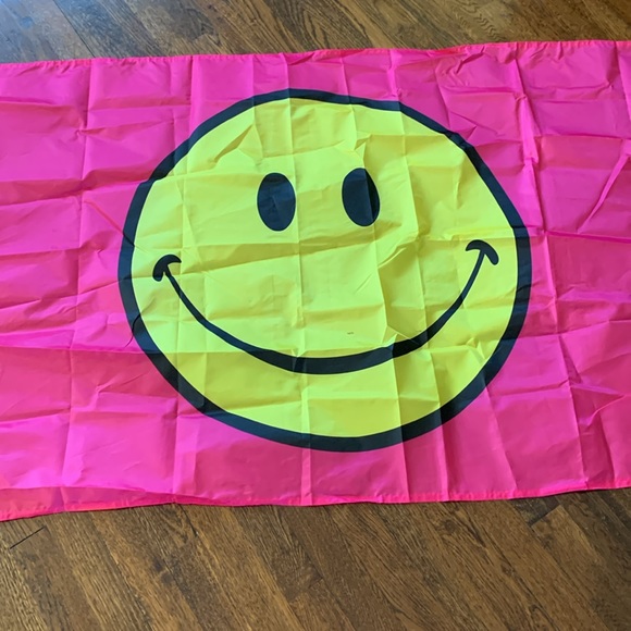 NWT Anley Fly Breeze 3x5 Foot Pink Happy Face Flag - Vivid Color and Fade proof - Picture 6 of 8